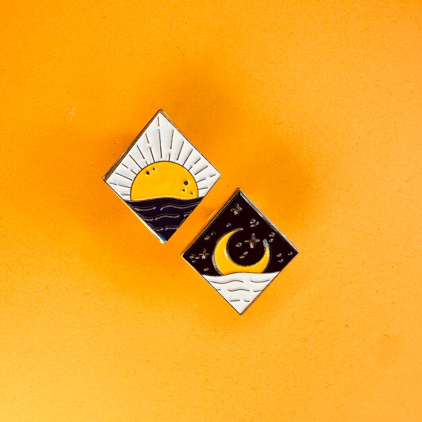 Set of 2 pins - Moon & Sun