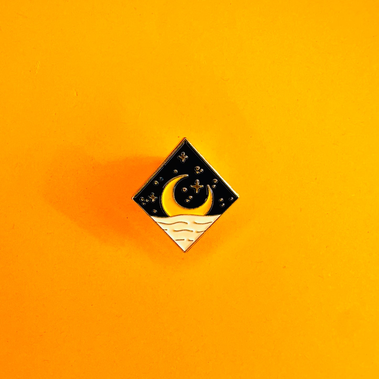 Set of 2 pins - Moon & Sun